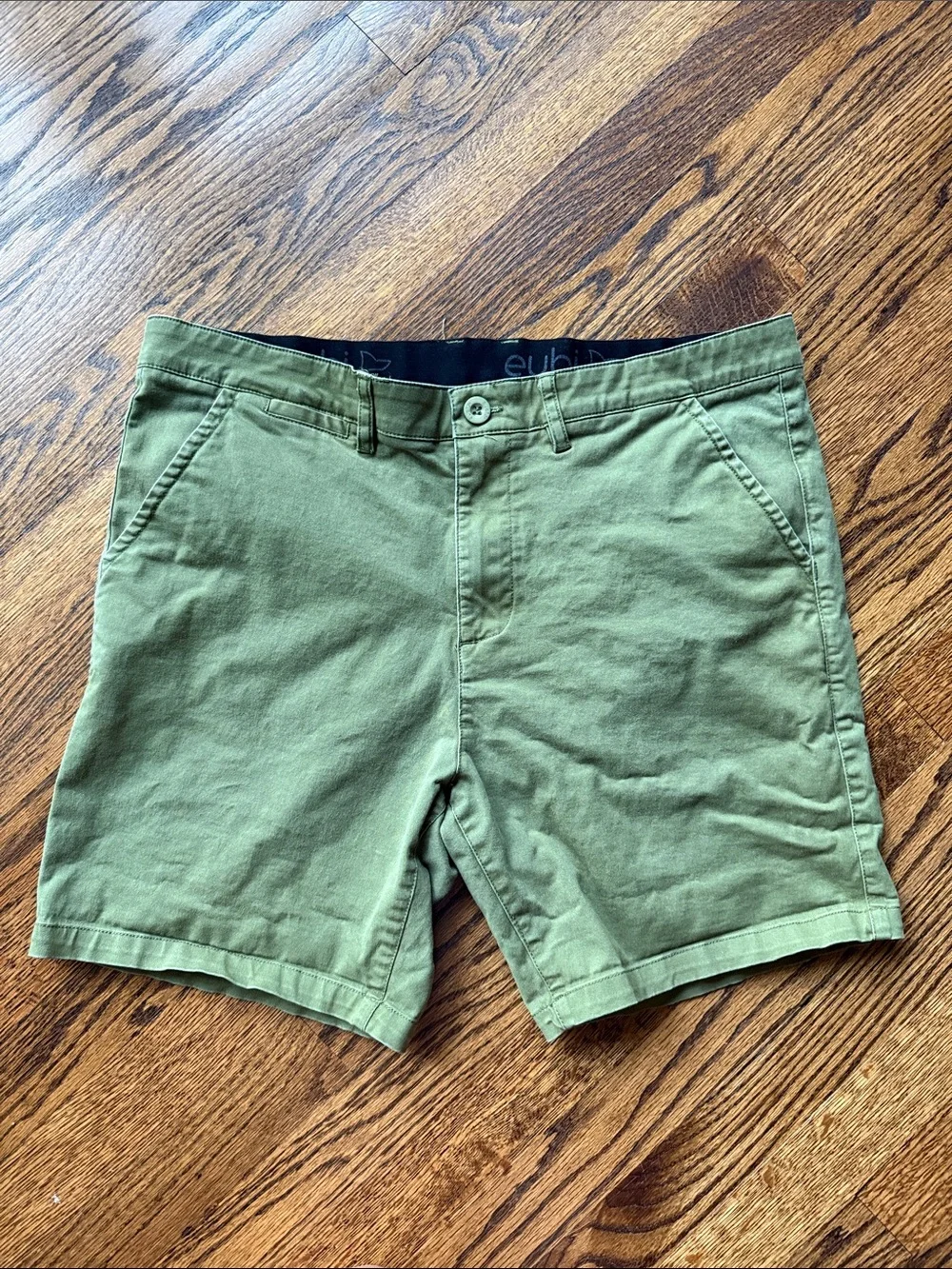 E Eubi Men's Large Olive Flat-Front Casual Shorts with Clean Silhouette